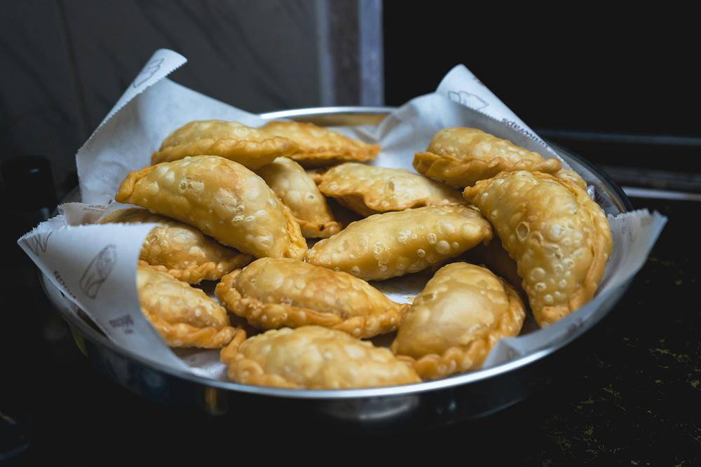 A plate of Mumbai street food